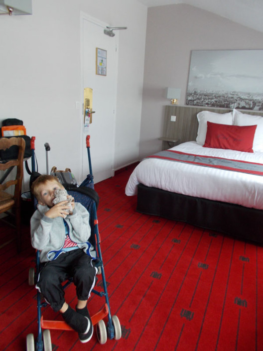 Romaric dans sa chambre d’hôtel